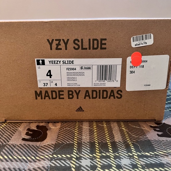 Yeezy slides ‘Resin’ 2022 - Picture 8 of 9